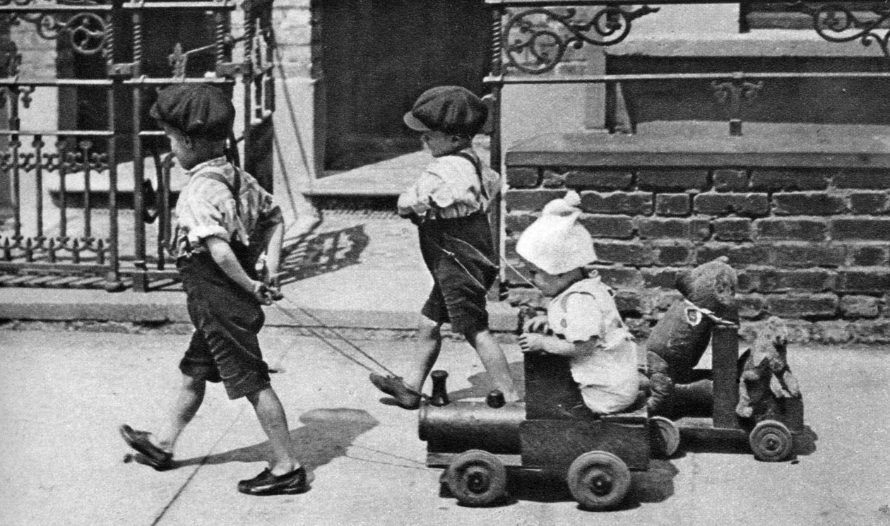 Små barn leker på gaten, London, 1926-1927 av Unbekannt