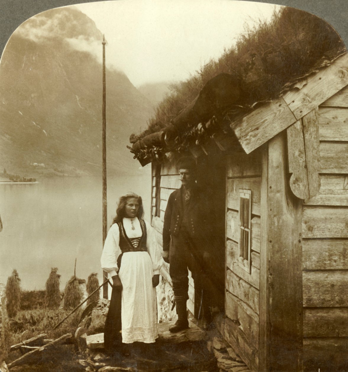 Unge bønder i Nordfjordlandet - før hyttehjemmet deres, Norge, c1905. av Unbekannt