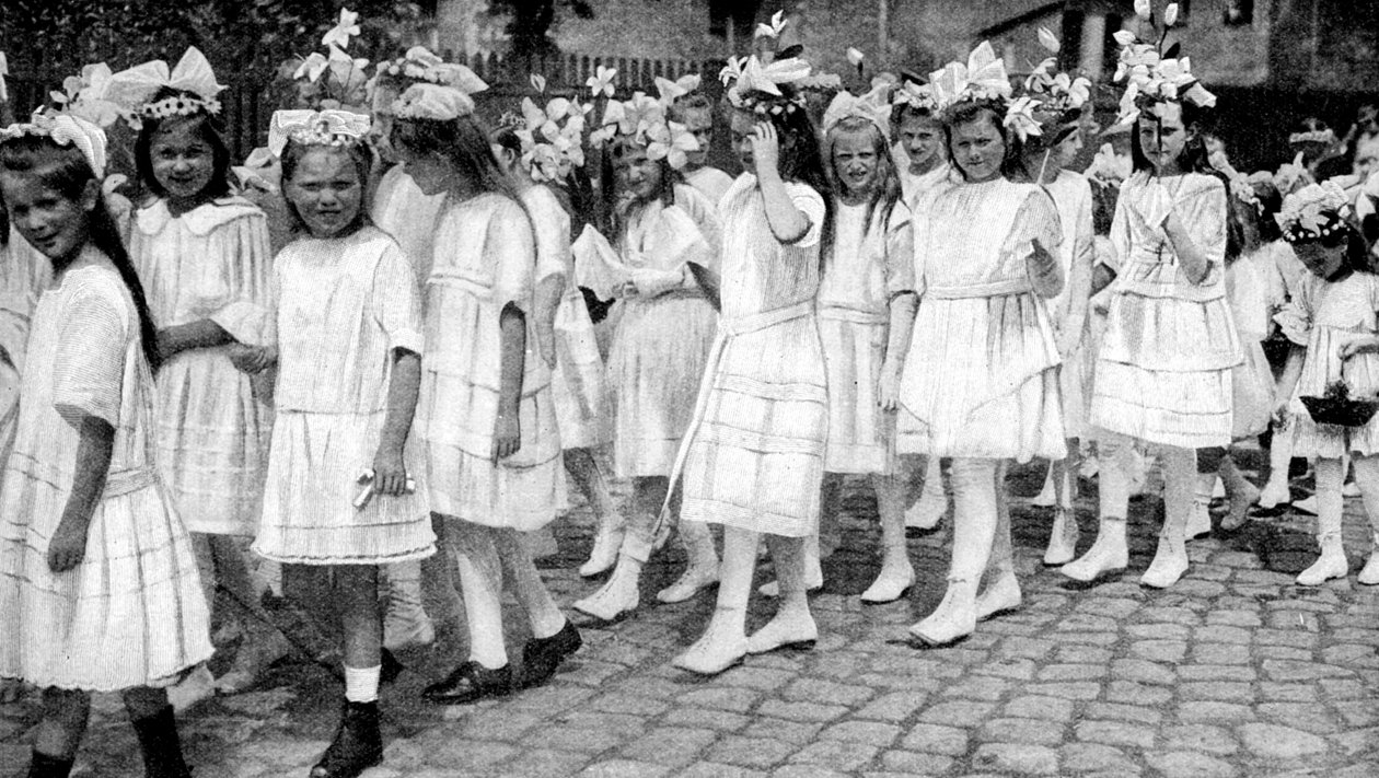 Unge jenter på en kirkefestival, Berlin, Tyskland, 12922 av Unbekannt