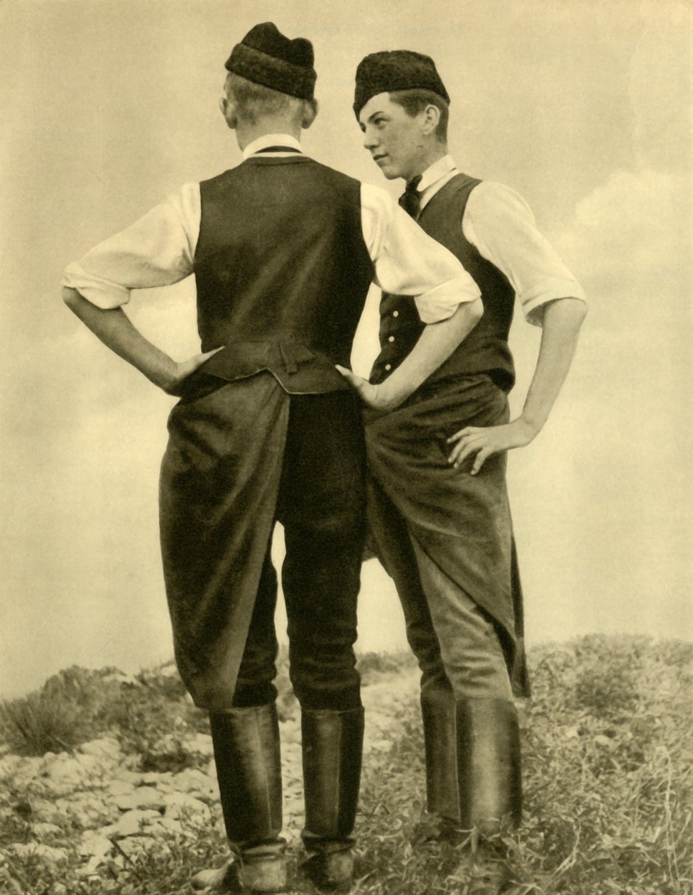 Unge menn i tradisjonell drakt, Burgenland, Østerrike, c1935. av Unbekannt