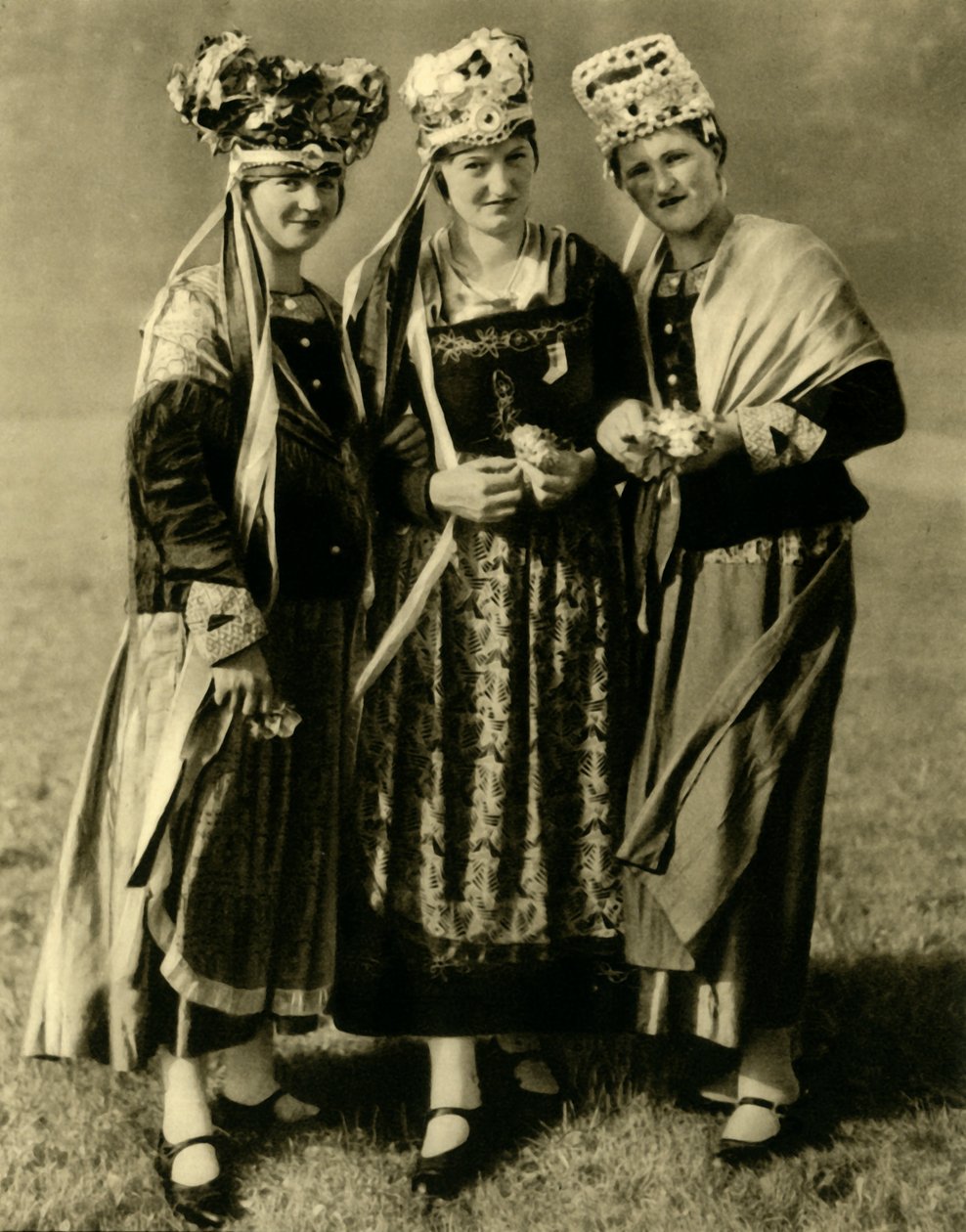 Unge kvinner i tradisjonell drakt, Steiermark, Østerrike, c1935. av Unbekannt
