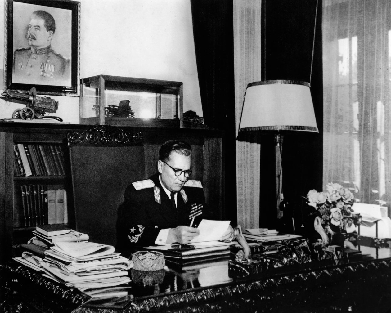 Den jugoslaviske lederen marskalk Josip Broz Tito på kontoret hans, Beograd, Jugoslavia, c1946-c1947. av Unbekannt