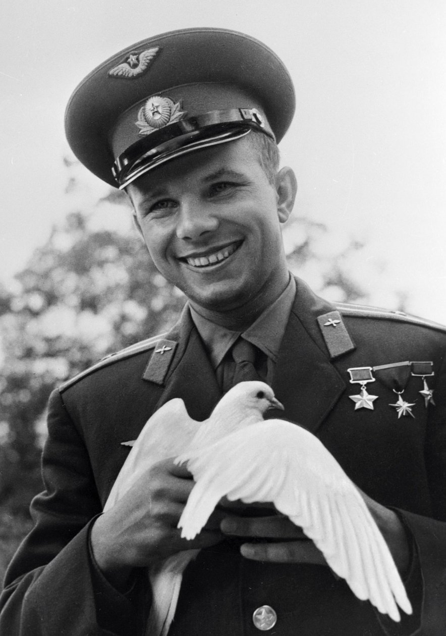 Yuri Gagarin, russisk kosmonaut, c1963-c1964 av Unbekannt