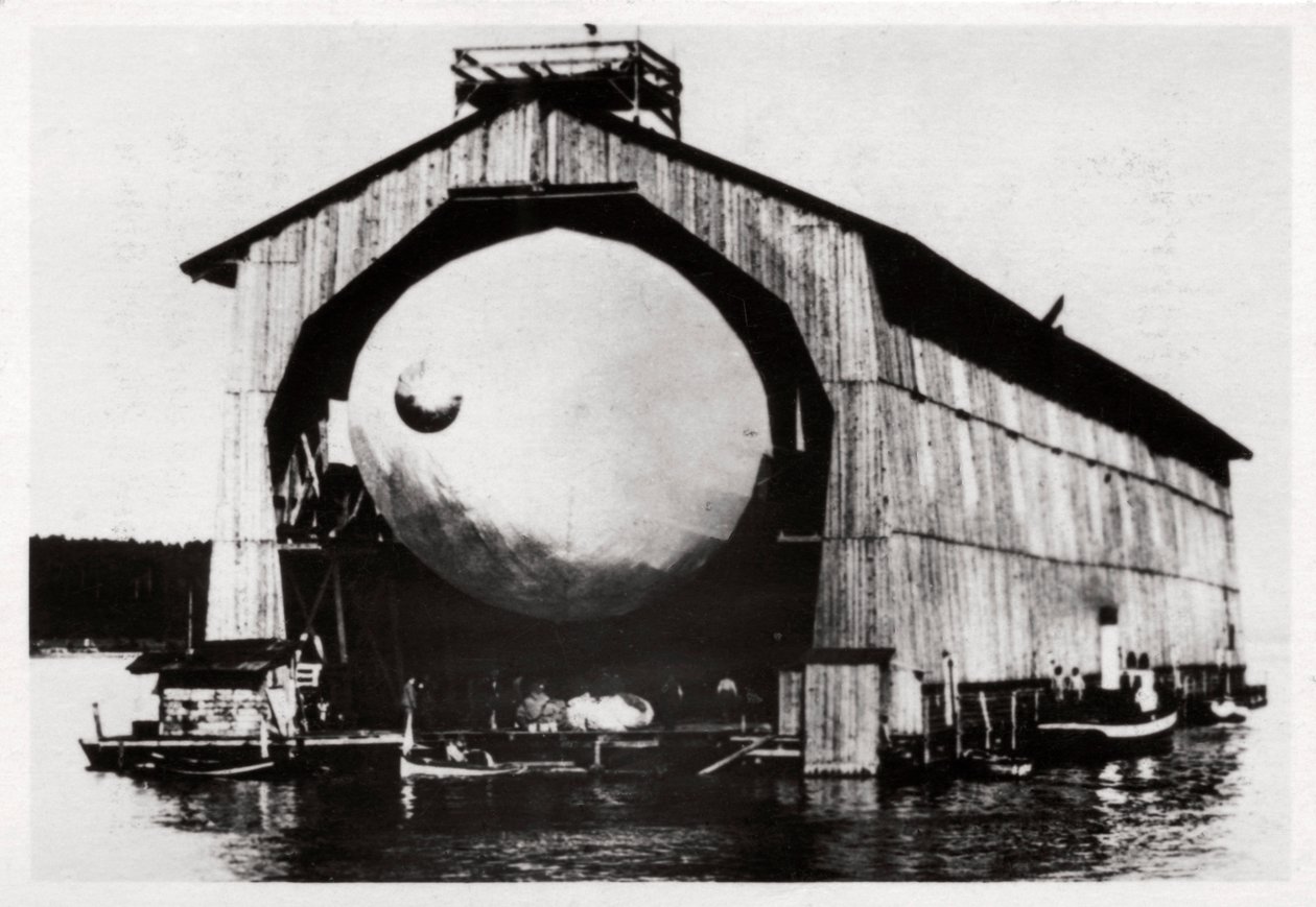 Zeppelin LZ1 i en flytende henger i Manzell, Friedrichshafen, Tyskland, 1900, 1933 av Unbekannt