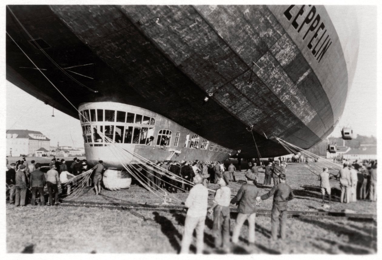 Zeppelin LZ 127 Graf Zeppelin etter landing, 1933 av Unbekannt