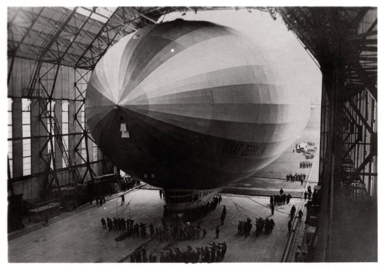 Zeppelin LZ 127 Graf Zeppelin går inn i hangaren sin, 1933 av Unbekannt