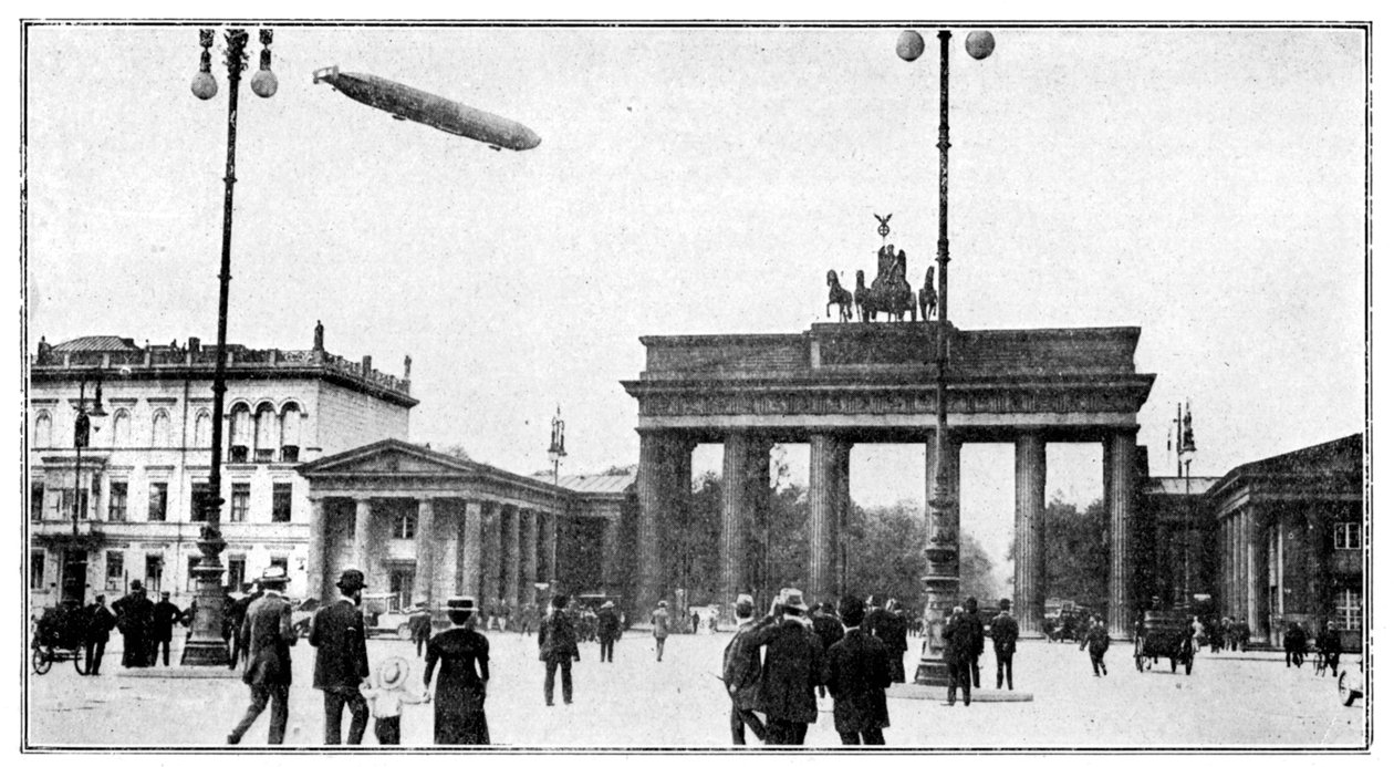 Zeppelin-luftskip passerer over Brandenburger Tor, Berlin, første verdenskrig, 1914 av Unbekannt