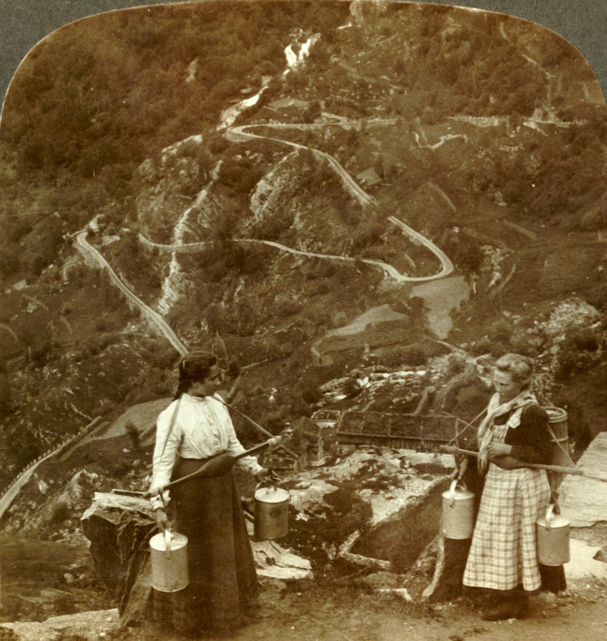 Sikksakk på den kjente Grjotlidveien - fjellmjølkepiker langs veien nær Marok, Norge, ca 1905. av Unbekannt
