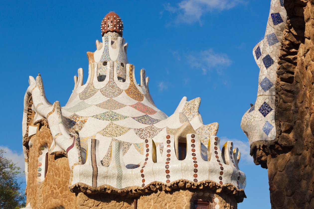 Barcelona, Spania. Detalj av paviljongen ved inngangen til Parc Güell. UNESCOs verdensarvliste. av Unbekannt Unbekannt