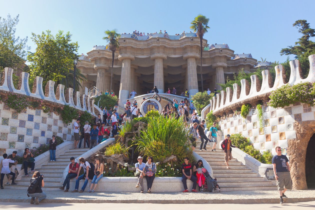 Barcelona, Spania. Inngang til Parc Güell, UNESCOs verdensarvliste designet av Antoni Gaudi. av Unbekannt Unbekannt