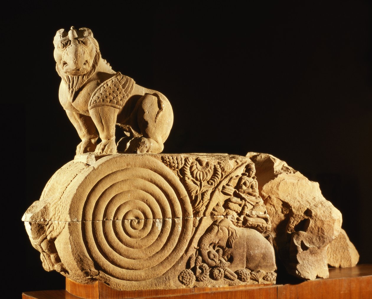 Buff sandstein architrave med griffin, Sanchi, MP, tidlig 1. århundre e.Kr av Unbekannt Unbekannt
