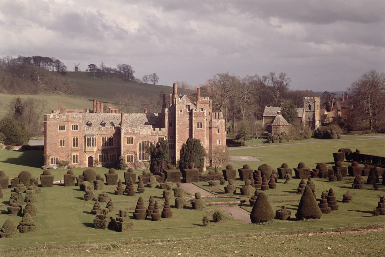 Eksteriør som viser toppiary hage og kirke utenfor, Compton Wynyates, Warwickshire, sent på 1400- og tidlig på 1500-tallet av Unbekannt Unbekannt