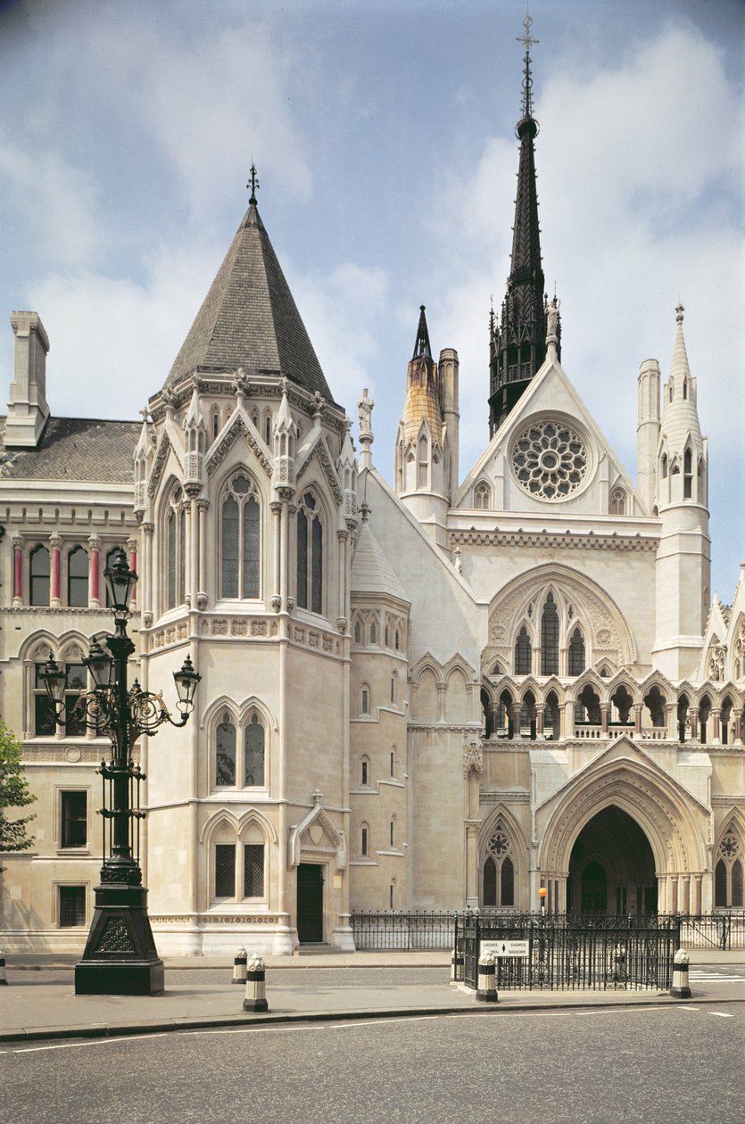 Utvendig utsikt over inngangen til Royal Courts of Justice, London av Unbekannt Unbekannt