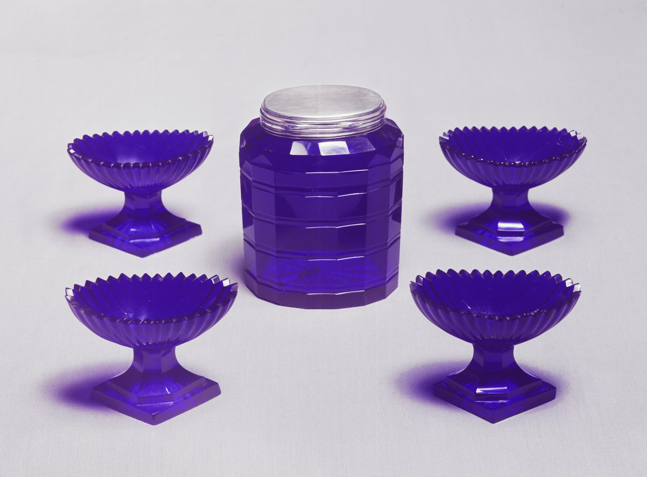 Fire salter og en caddie, irsk blått glass, ca. 1785 av Unbekannt Unbekannt