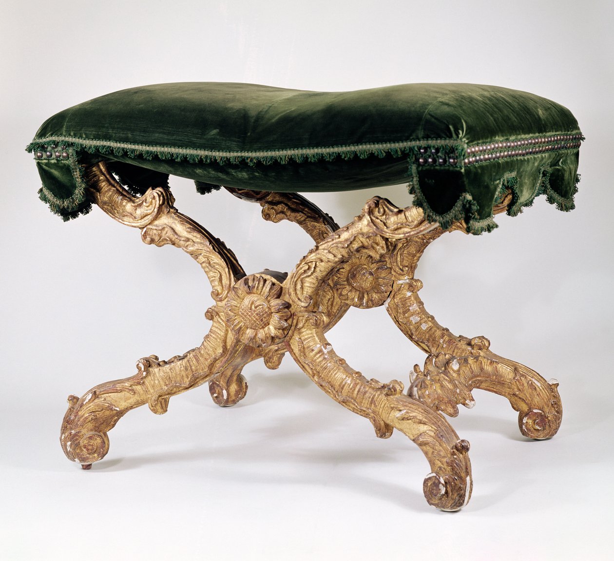 French Regency (1700-1720) X-ramme krakk, av forgylt tre med polstret sete, blader og flammemotiv, solsikke ved skjæringspunktet av Unbekannt Unbekannt