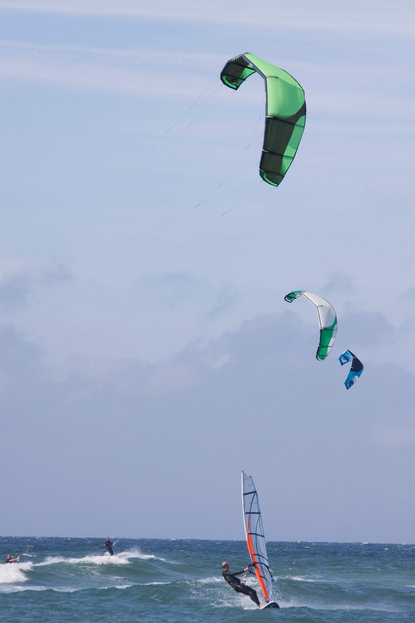 Tyskland, delstaten Schleswig-Holstein, øya Sylt, fallskjermsurfing og windsurfer på bølger i havet av Unbekannt Unbekannt