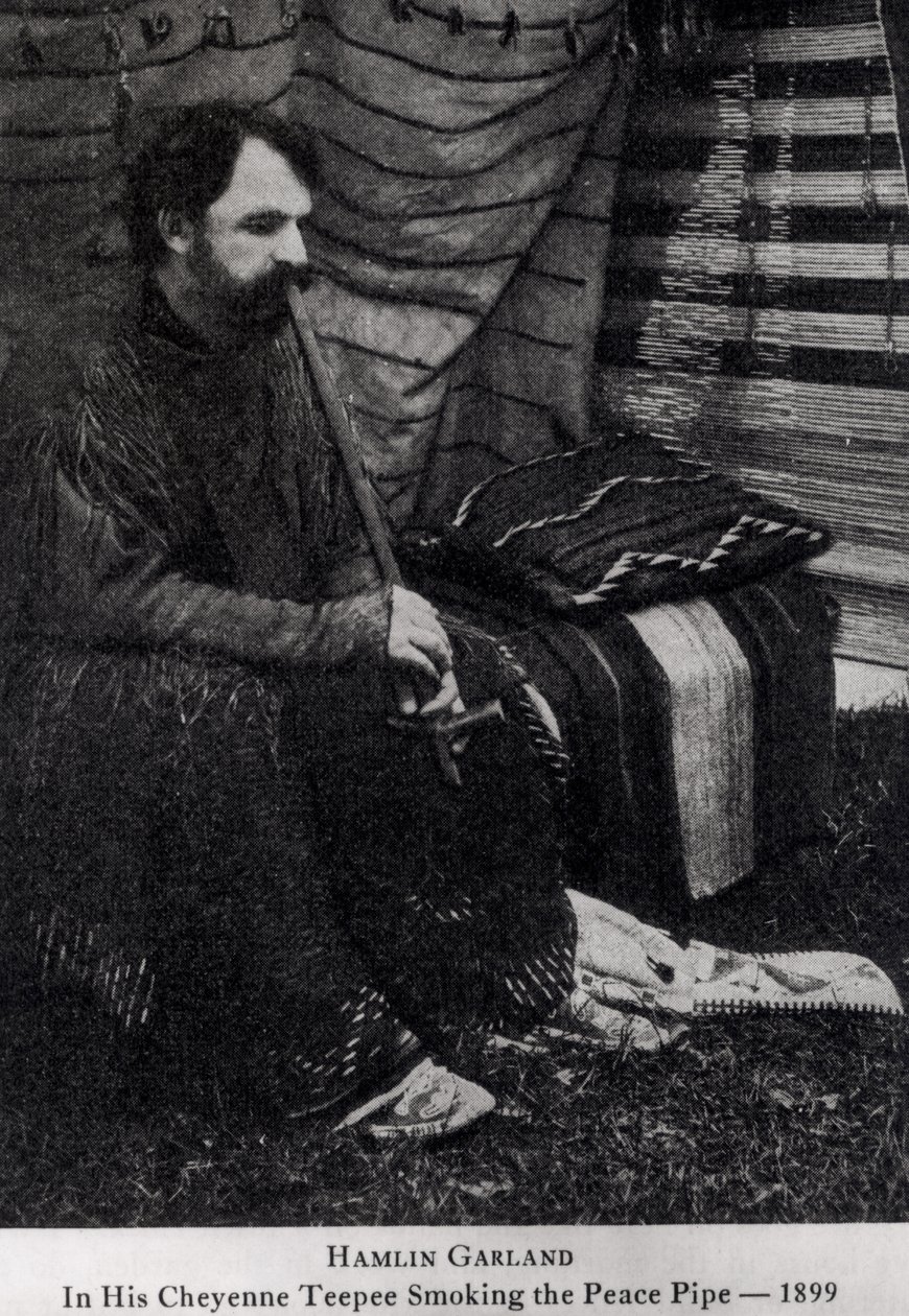 Hamlin Garland i sin Cheyenne Teepee Smoking a Peace Pipe, fra 
