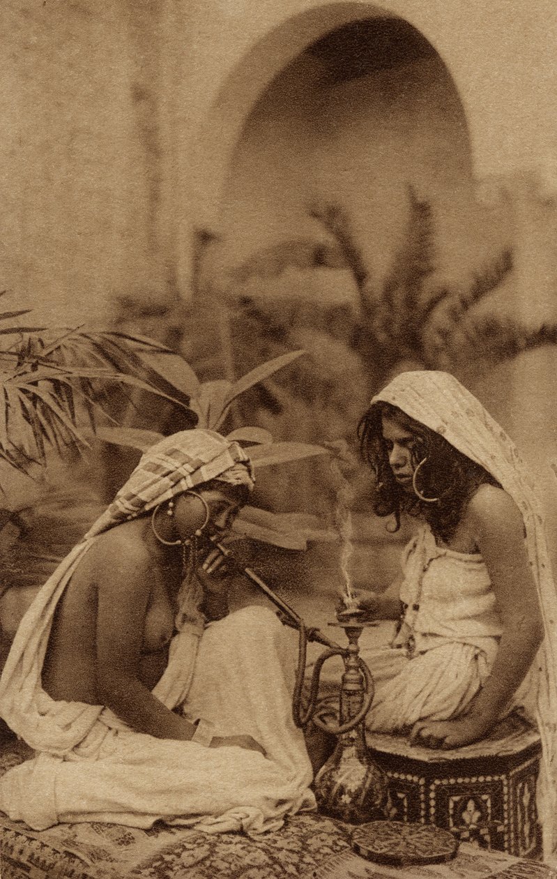 Haremsjenter som røyker vannpipe, fra et postkort fra det tidlige 1900-tallet (sepia-bilde) av Unbekannt Unbekannt