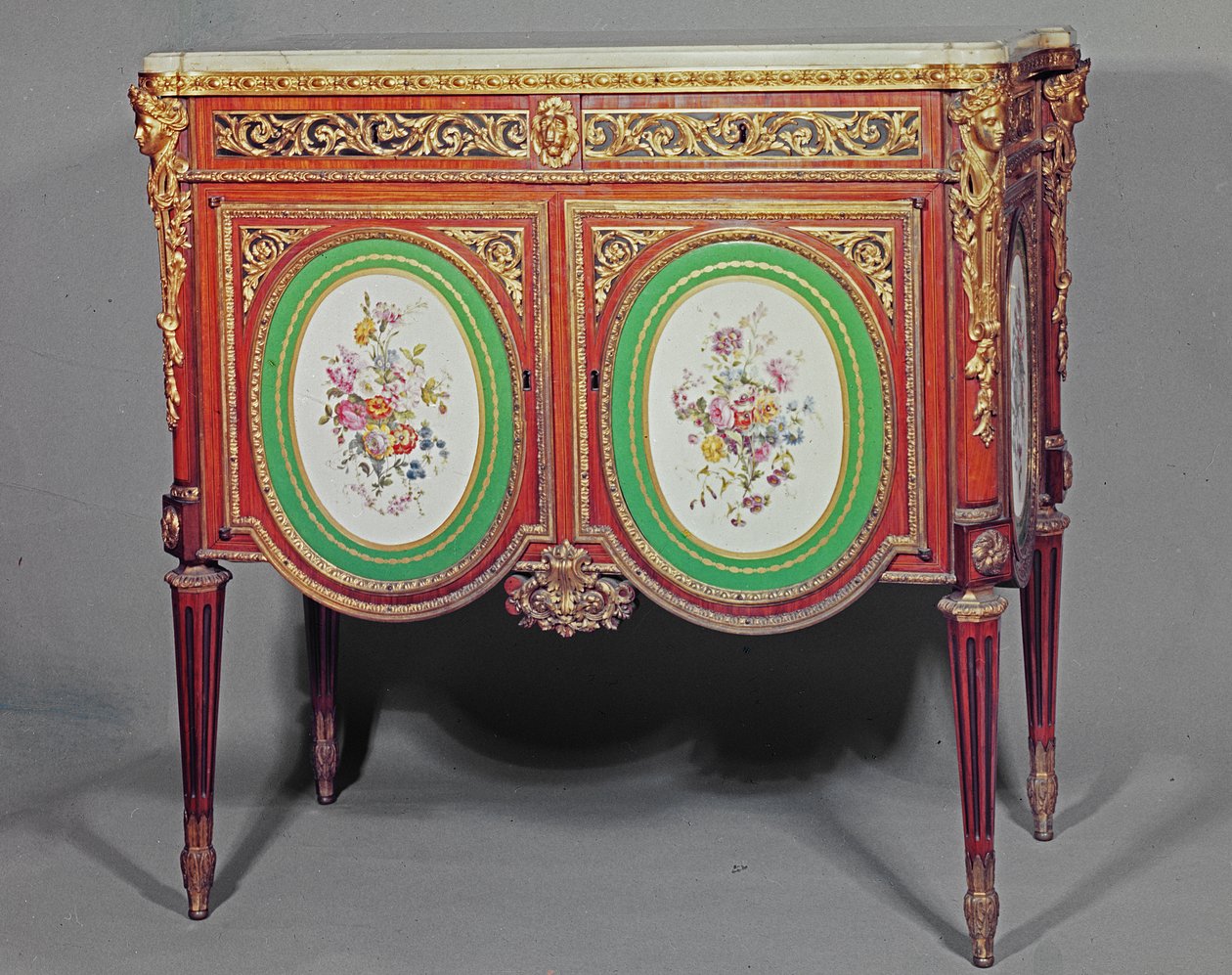 Louis XVI-skap, stemplet M.Carlin JME, dekorert med ormolu- og Sevres-plaketter, ca. 1774 av Unbekannt Unbekannt