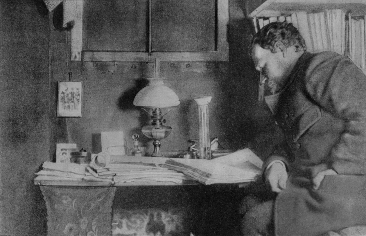 Otto Nordenskjöld ved skrivebordet sitt, Snow Hill, Antarktis, 1901-03 av Unbekannt Unbekannt