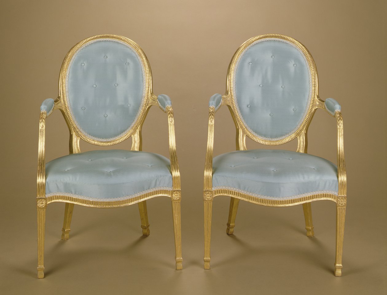 Par Adam ovalryggede forgylte carver-stoler, blått trukket, ca. 1780 av Unbekannt Unbekannt