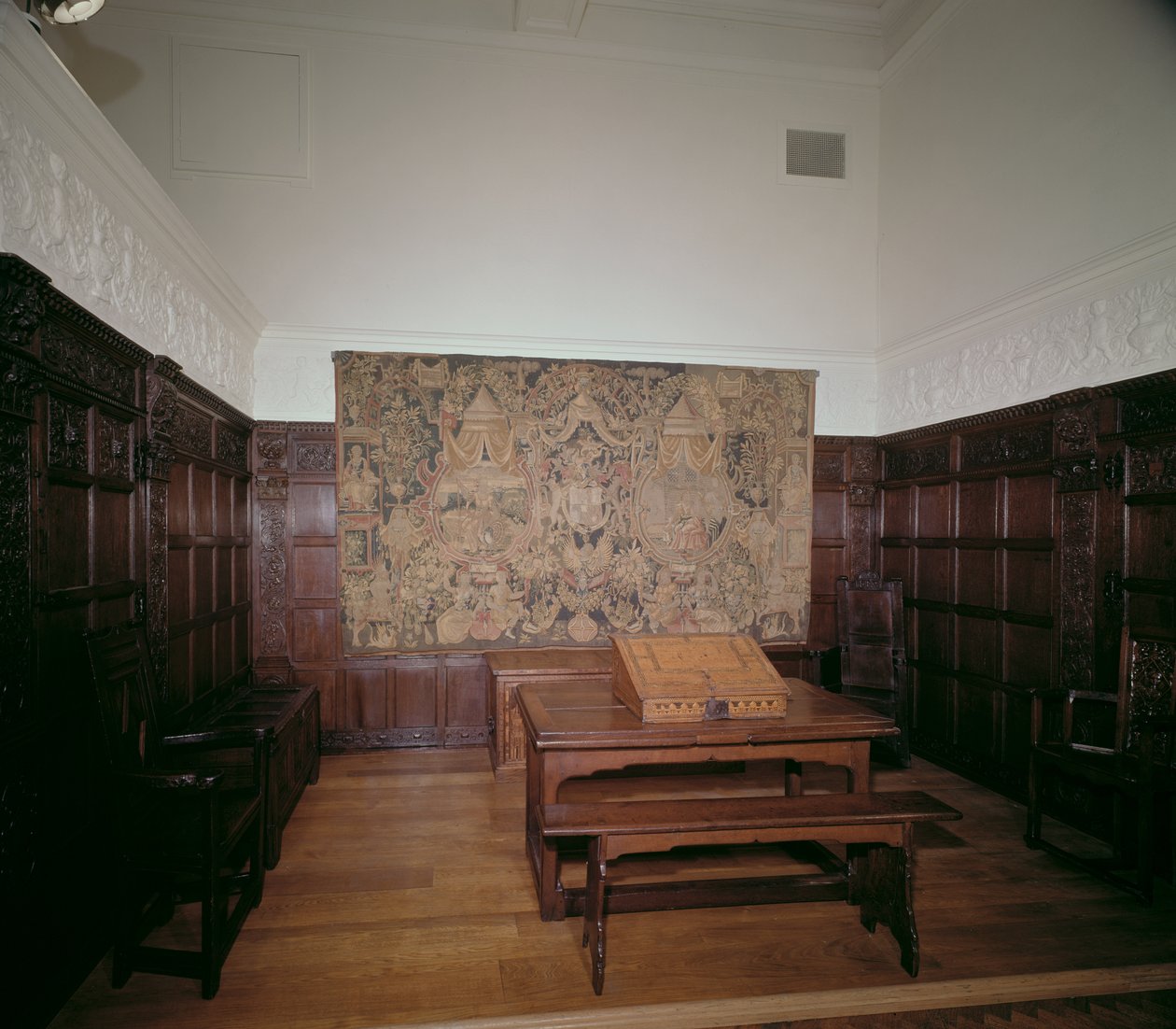 Utstillingsrom med panel på Victoria and Albert Museum av Unbekannt Unbekannt