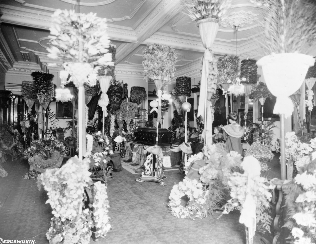 Dronning Liliuokalanis kiste i tronsalen ved Iolani Palace, Honolulu, 1917 av Unbekannt Unbekannt