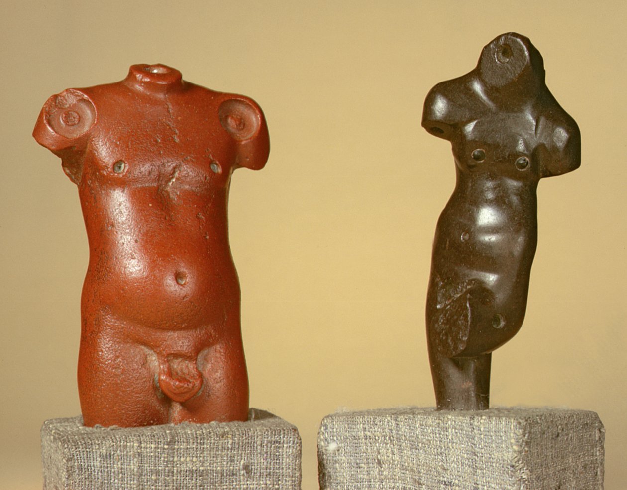 Rød sandstein mannlig torso og grå sandstein danser, Harappa, 2300-1750 f.Kr. av Unbekannt Unbekannt