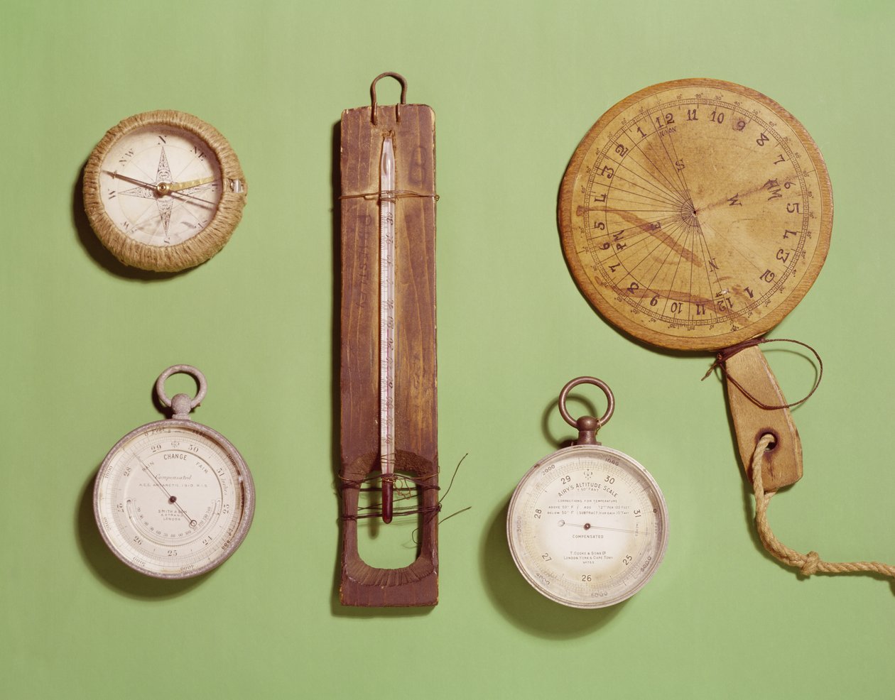 Scotts kompass, termometer, solur, barometer og høydeskala brukt på Antarktis-ekspedisjonen, 1910-12 av Unbekannt Unbekannt