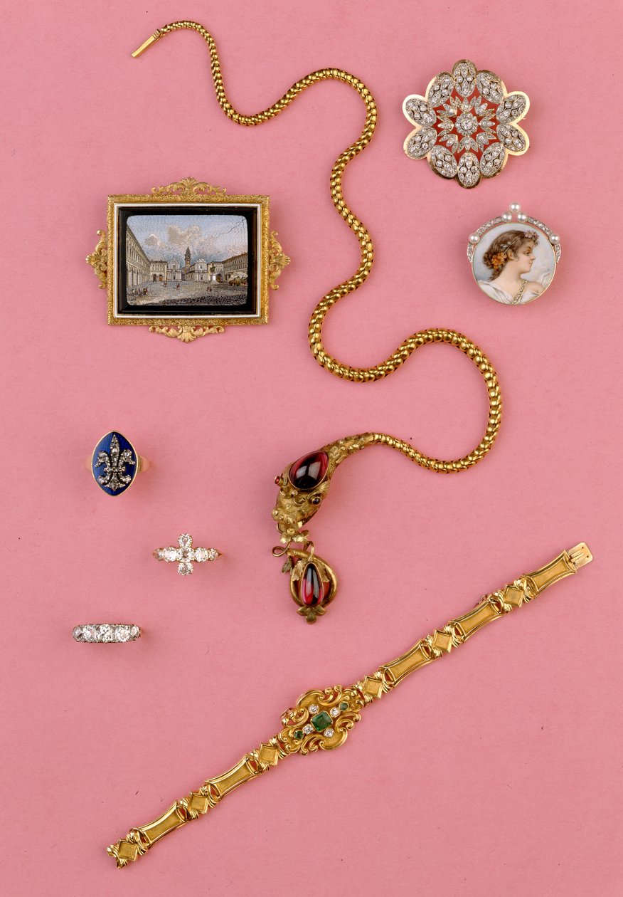 Utvalg av smykker fra det 20. århundre: cabochon granat-slangekjede; miniatyr mosaikk brosje; smaragd- og diamantklyngearmbånd av Unbekannt Unbekannt