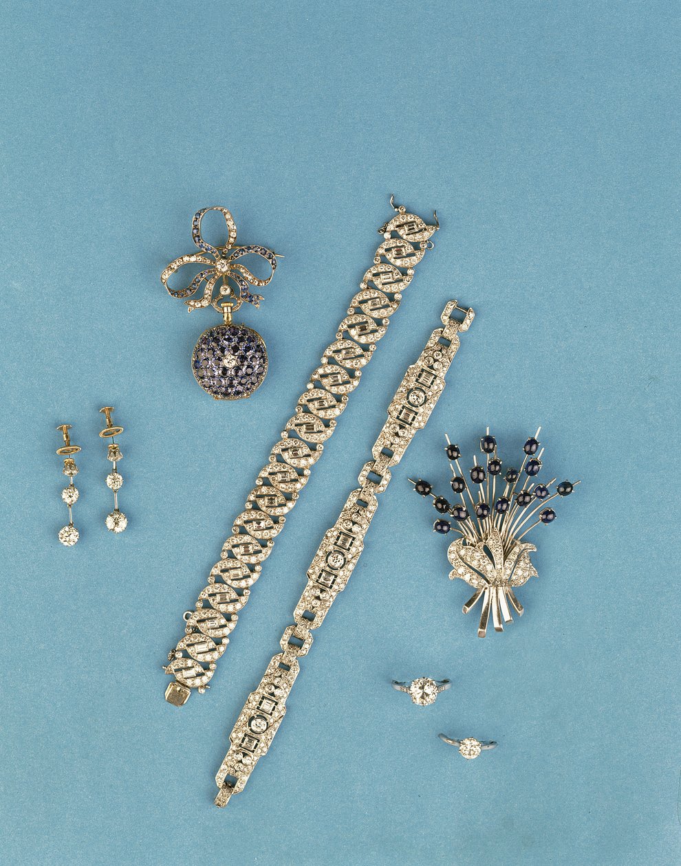 Utvalg av Art Deco-smykker: lenkearmbånd; safir og diamant klokke; kabal ringer; cabuchon safir spray brosje (diamant) av Unbekannt Unbekannt