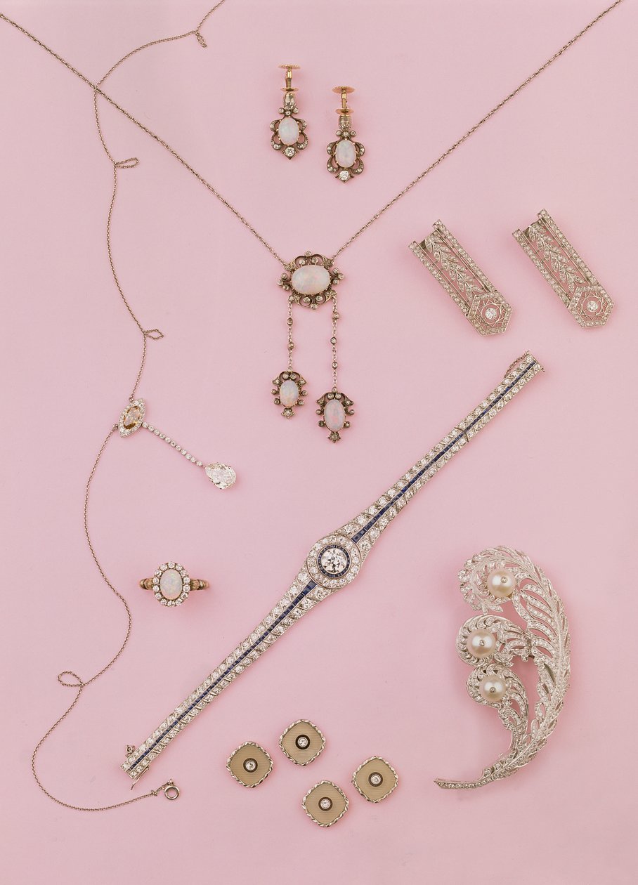 Utvalg av edvardianske og art deco-smykker: opal øredobber og anheng; diamant neglige anheng; struts fjær brosje; mansjettknapper og nagler i diamant og onyx av Unbekannt Unbekannt