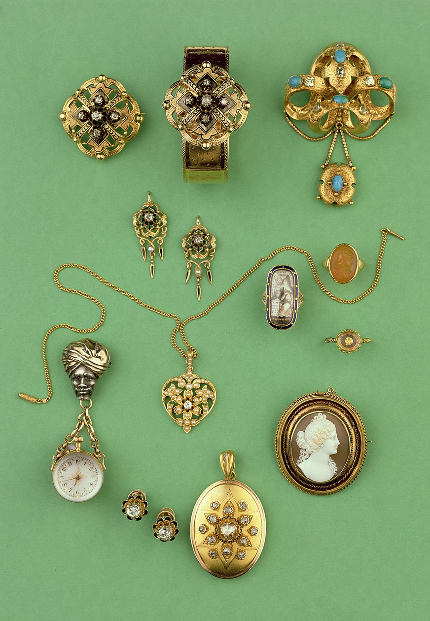 Utvalg av smykker: gull og emalje armbånd, gull og turkis magebrosje, Fob-klokke, sørgering, Cornelian cameo-ring og roseskåret diamantmedaljon av Unbekannt Unbekannt