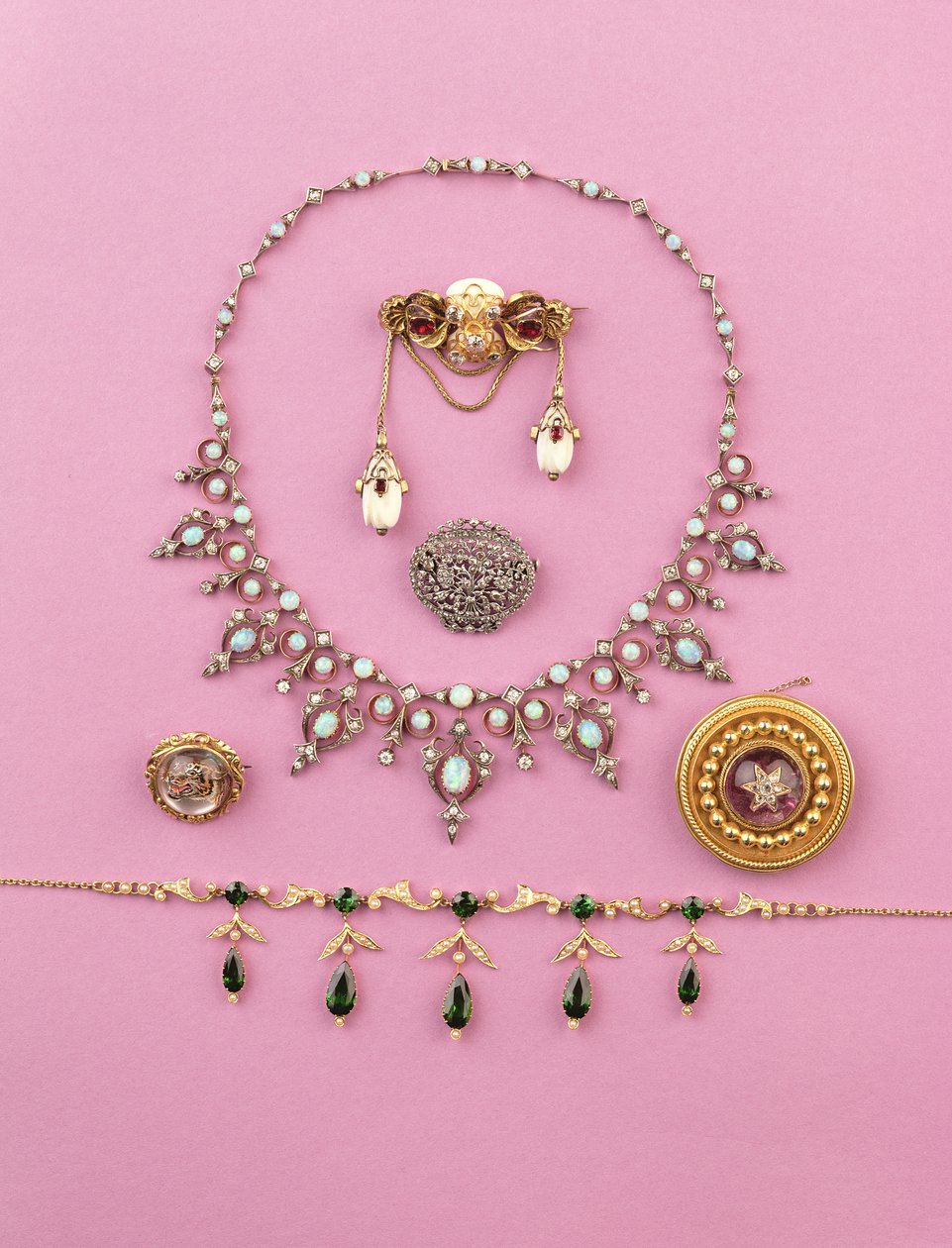 Utvalg av viktorianske smykker: turmalin og delt perlehalskjede; rose-cut diamant oval brosje; opal og diamant kjede; cabuchon ametyst stjerne brosje; Essex-krystall av snerrende tiger av Unbekannt Unbekannt