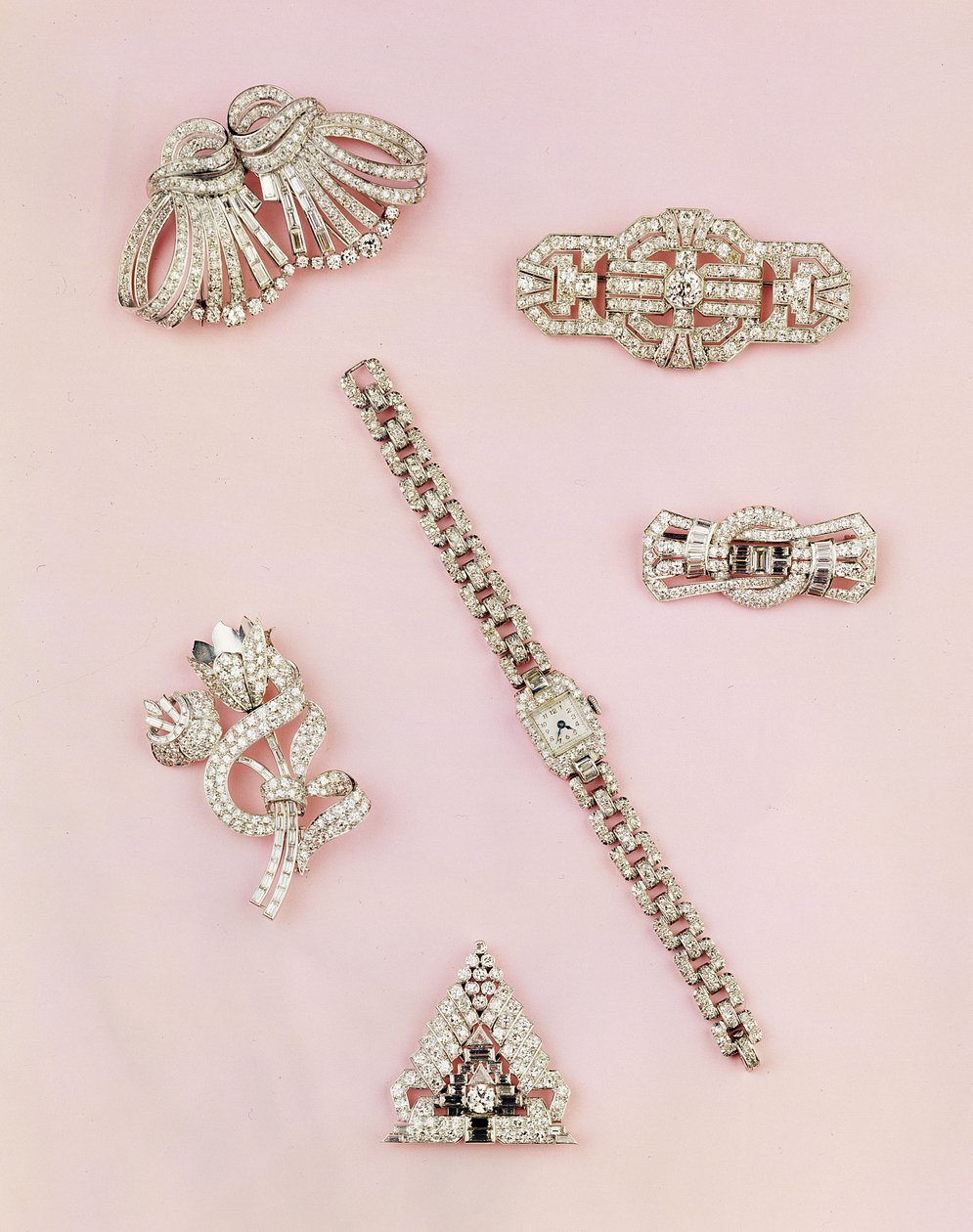 Utvalg av diamantsmykker: baguette og marquise-formet diamantspraybrosje; Art Deco diamantklips; panel diamant brosje; dameklokke med avlang kasse av Unbekannt Unbekannt
