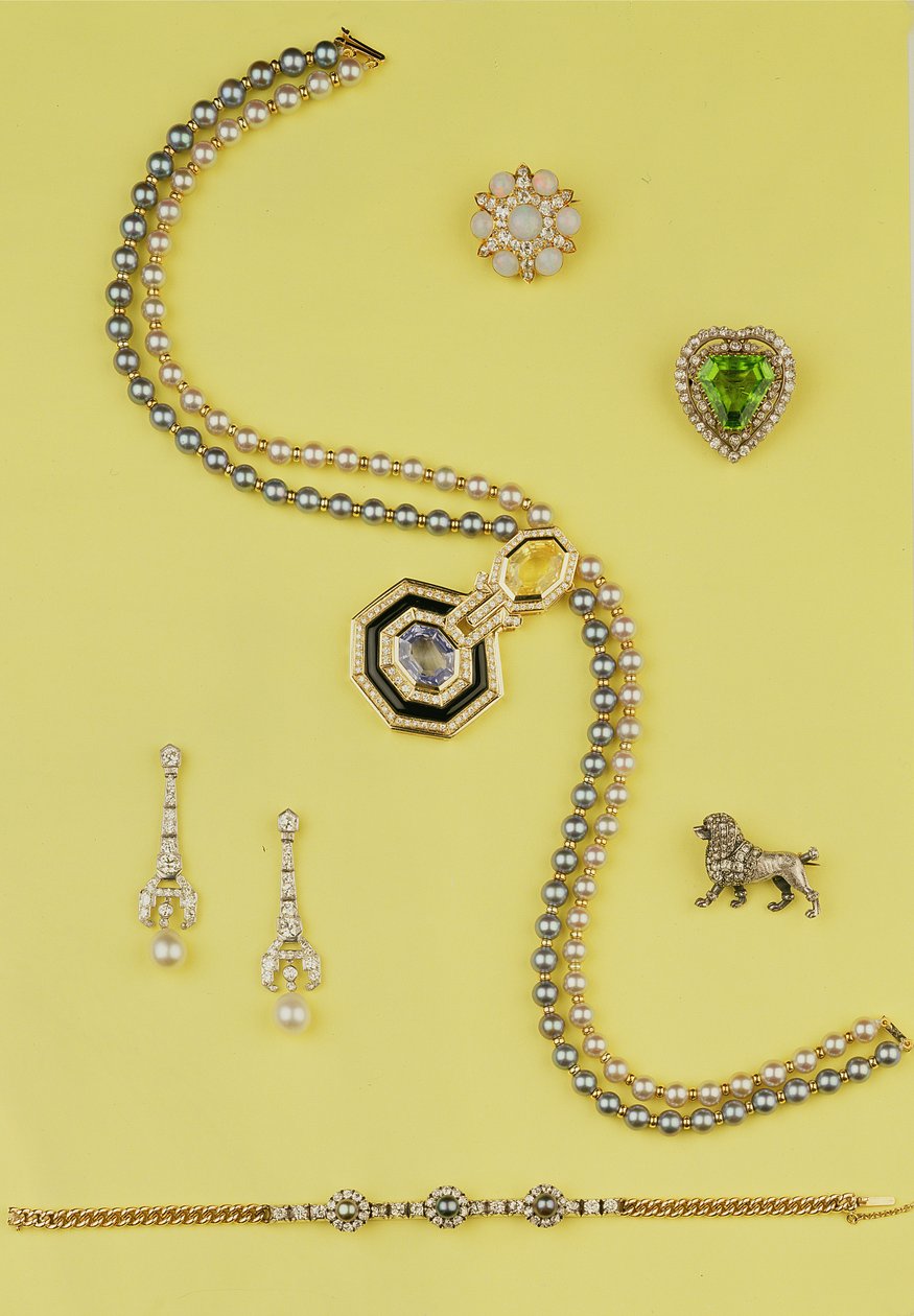Utvalg av smykker: Art Deco-stil kulturperlekjede med gule og blå safirer; anheng med diamanter og perler; opal og rose diamant klynge stjerne brosje; rose diamant puddel brosje av Unbekannt Unbekannt