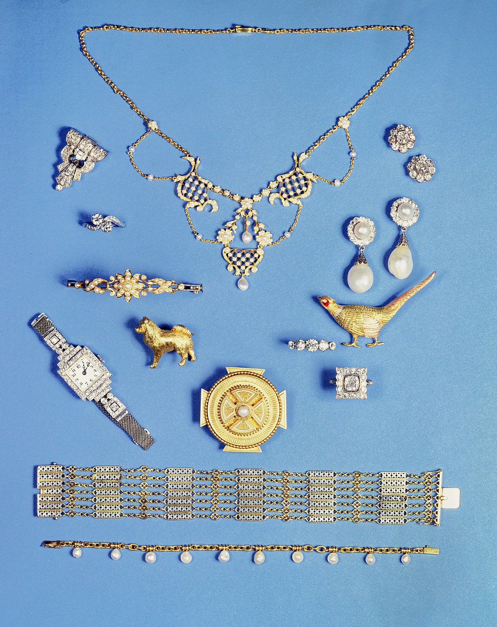 Utvalg av smykker: perle- og gullanheng; Art Deco diamant klipp brosje; perle dråpe øredobber; Keltisk stil gullbrosje; Edwardian kjede armbånd; fasan brosje; hengslet armring i halv perle gull av Unbekannt Unbekannt