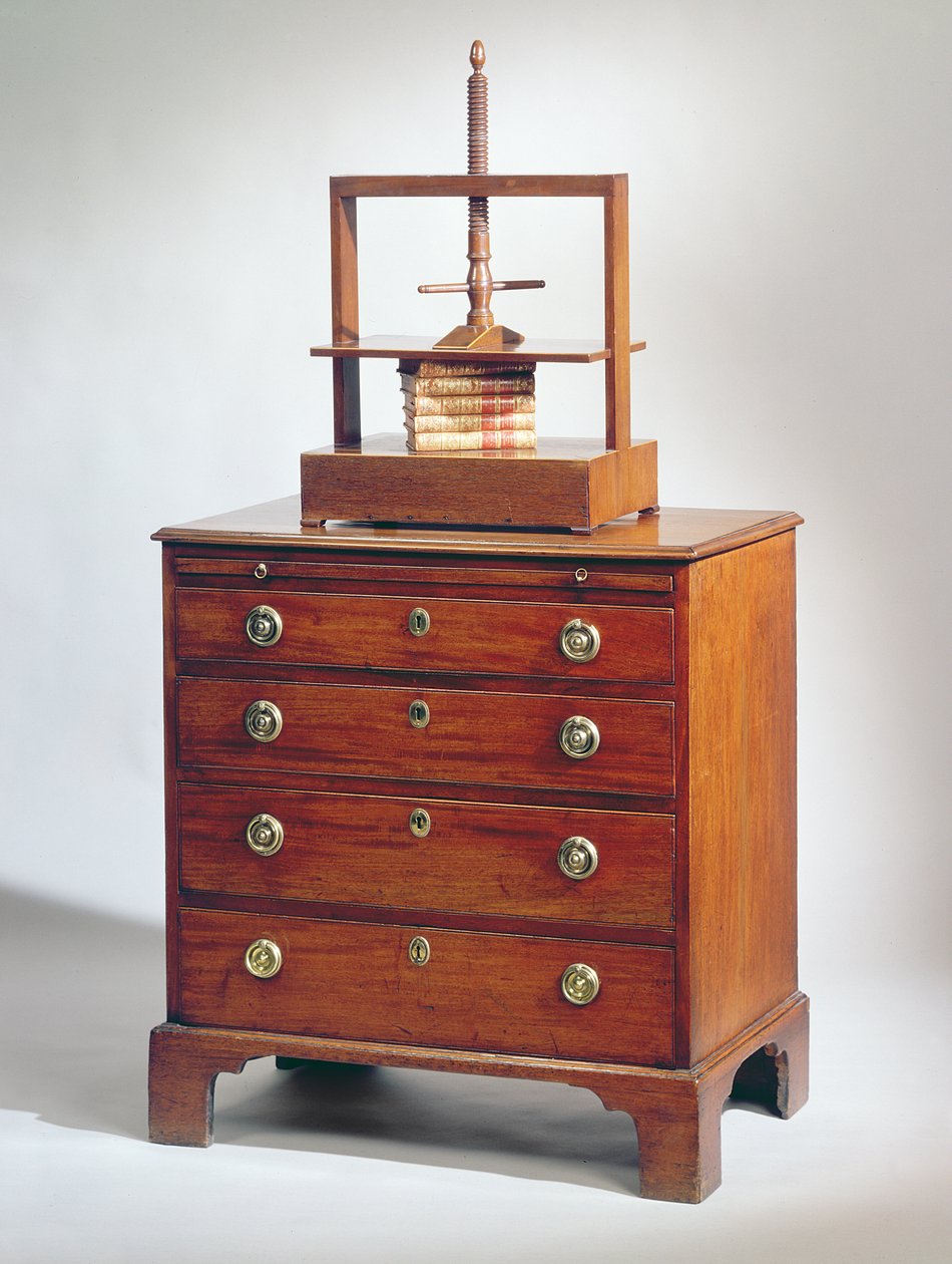 Liten mahogny kommode av Sheraton, ca. 1790 overvunnet av mahogni bokpresse av Unbekannt Unbekannt