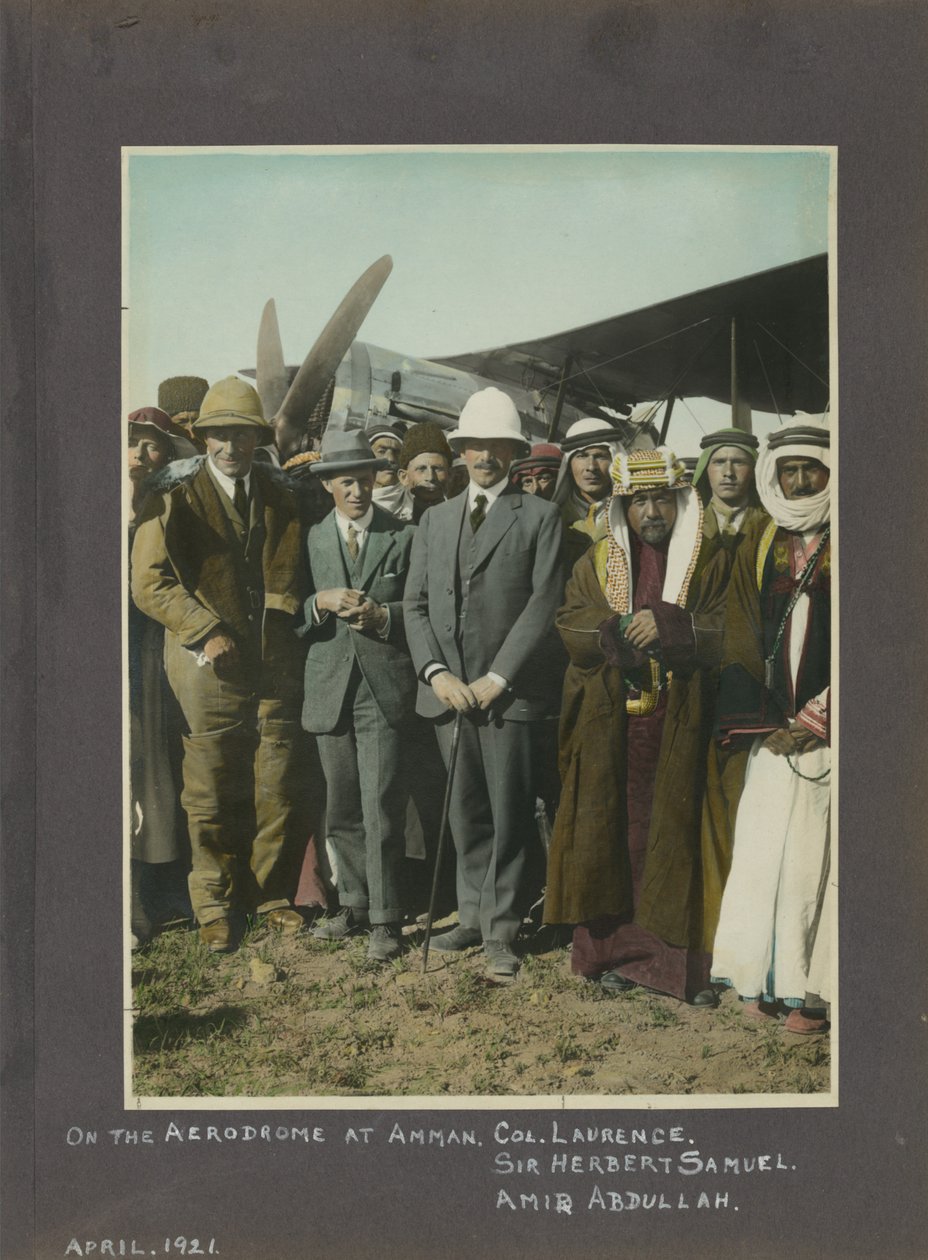 T.E. Lawrence, Sir Herbert Samuel og Amir Abdullah ved Amman flyplass, Jordan, 1921 (håndfarget trykk) av Unbekannt Unbekannt