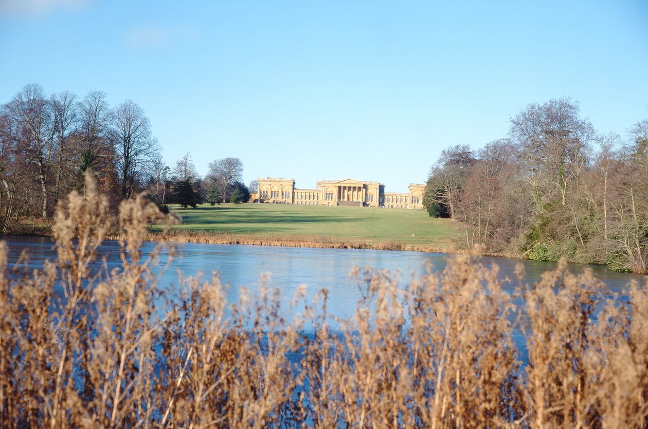 Utsikt fra innsjøen i huset, bygget av Sir John Vanbrugh (1664-1726) og park anlagt av Capability Brown av Unbekannt Unbekannt