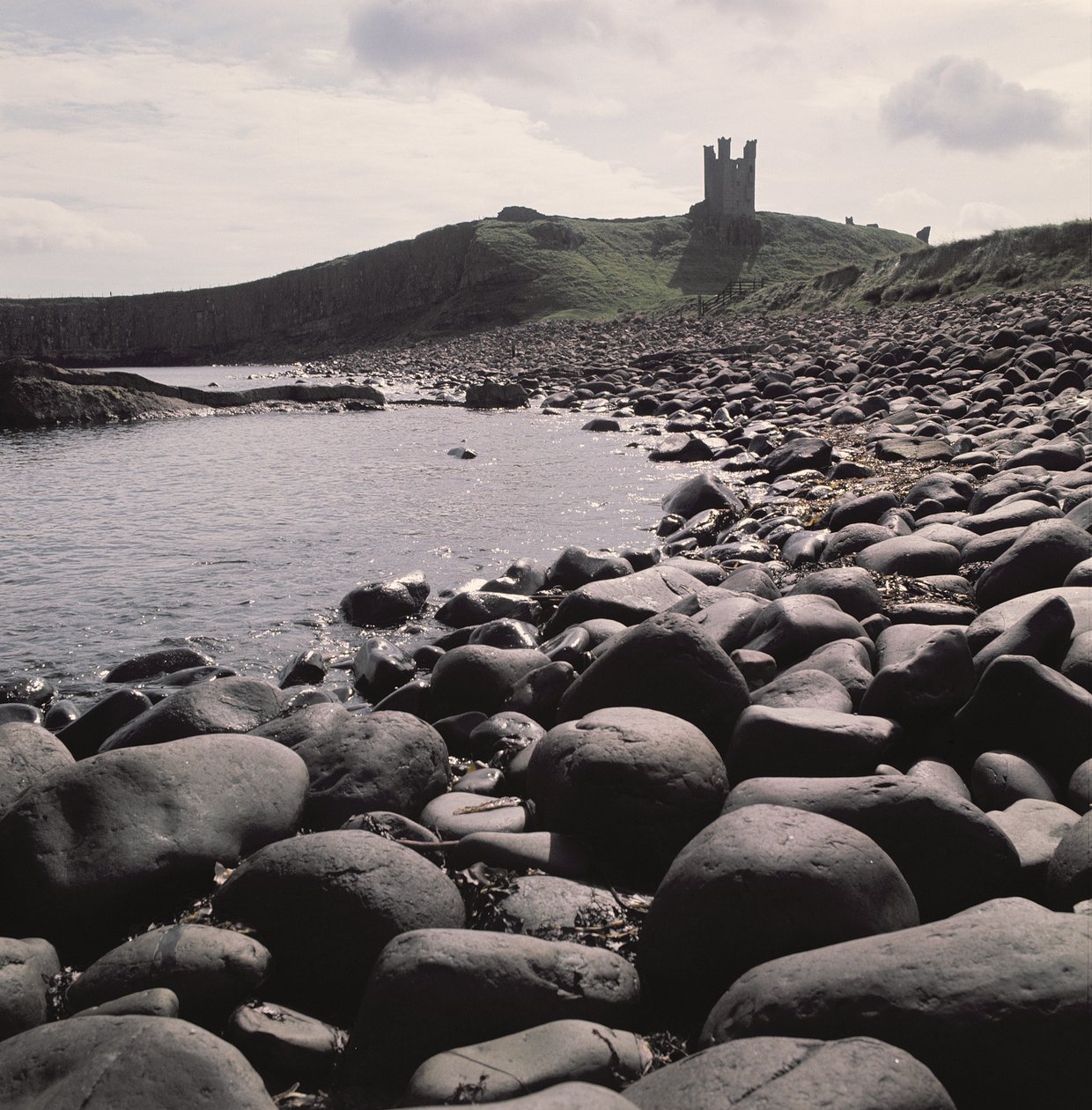 Utsikt over Dunstanburgh Castle, Northumberland av Unbekannt Unbekannt