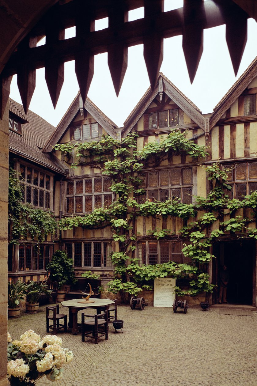 Utsikt over den indre gårdsplassen, Hever Castle, Kent, sent på 1400-tallet av Unbekannt Unbekannt