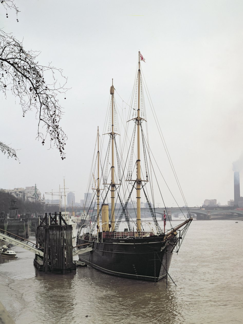 Utsikt over Themsen med RRS Discovery, seilt av Scott til Antarktis i 1901-04 av Unbekannt Unbekannt