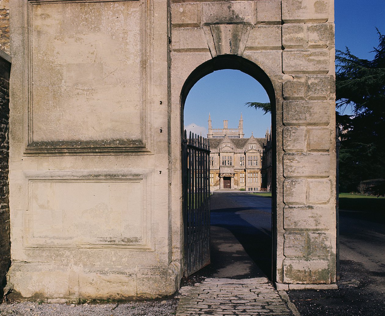 Utsikt over sørfronten gjennom porten, Corsham Court, Wiltshire av Unbekannt Unbekannt