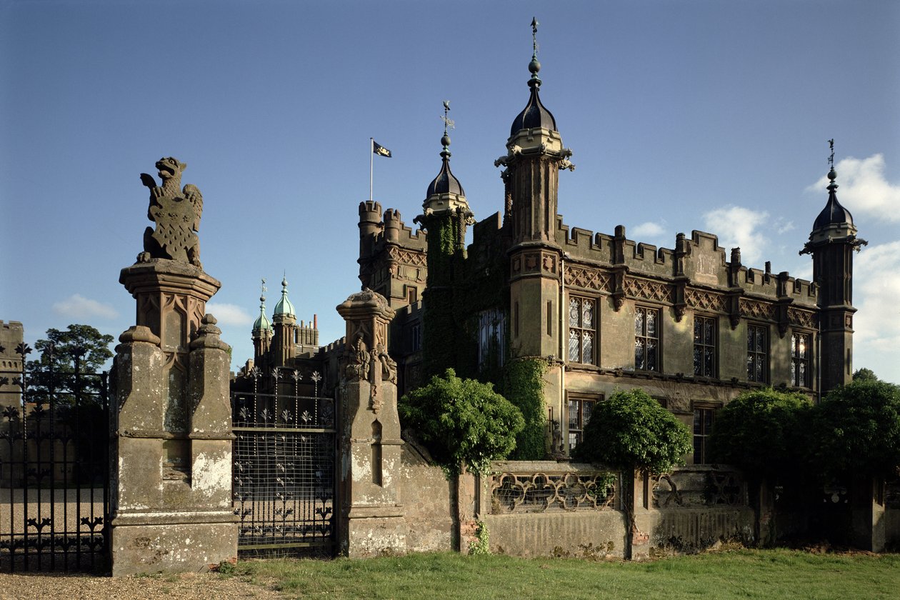 Utsikt over inngangen til huset fra nord-vest, Knebworth House, Hertfordshire av Unbekannt Unbekannt