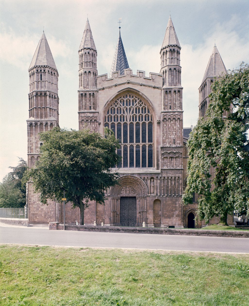 Utsikt over vestfronten av Rochester Cathedral, bygget ca. 1150 av Unbekannt Unbekannt