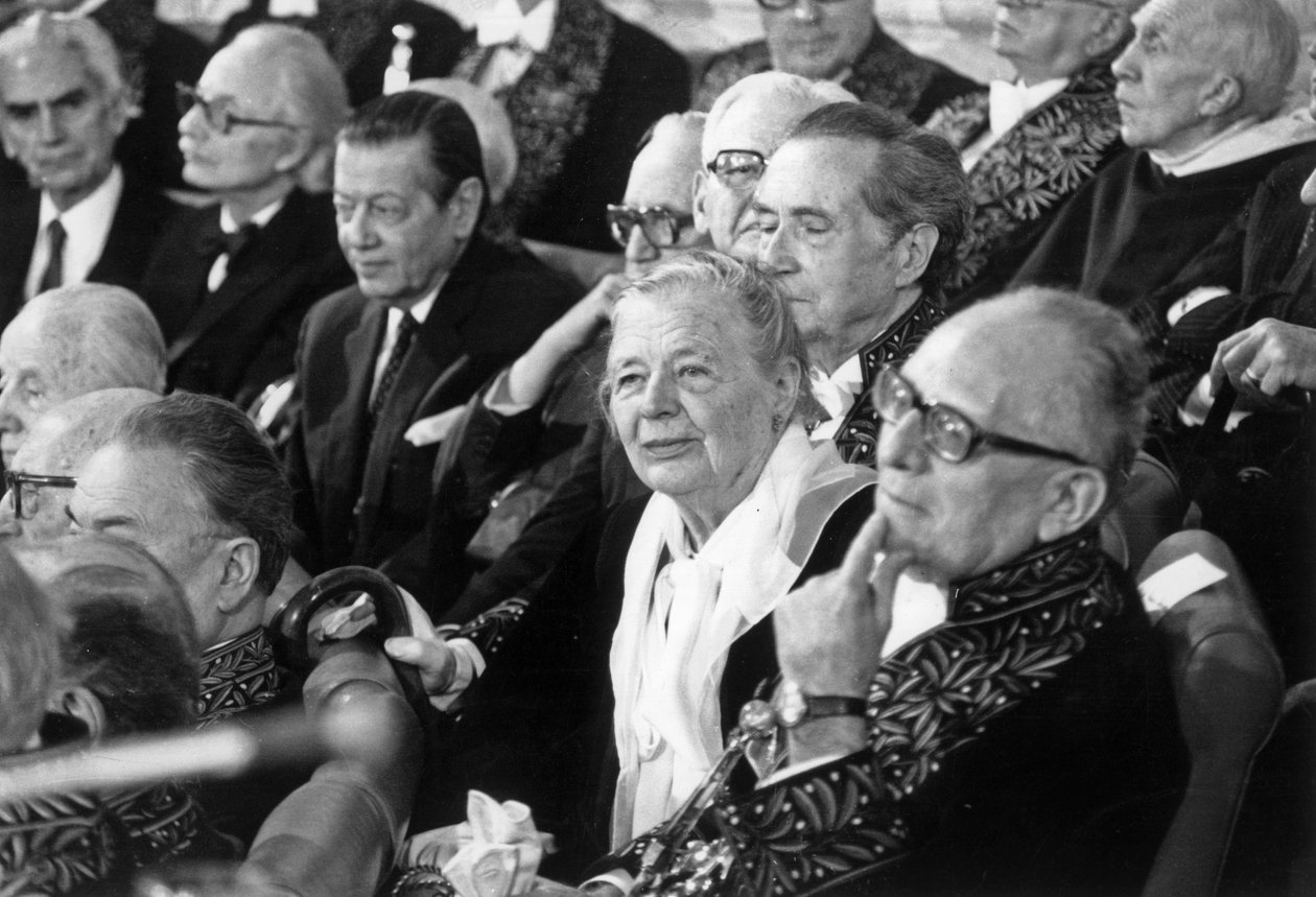 Opptak av Marguerite Yourcenar ved Academie Francaise i Paris 22. januar 1981: her med Maurice Schumann av Unbekannt Unbekannt