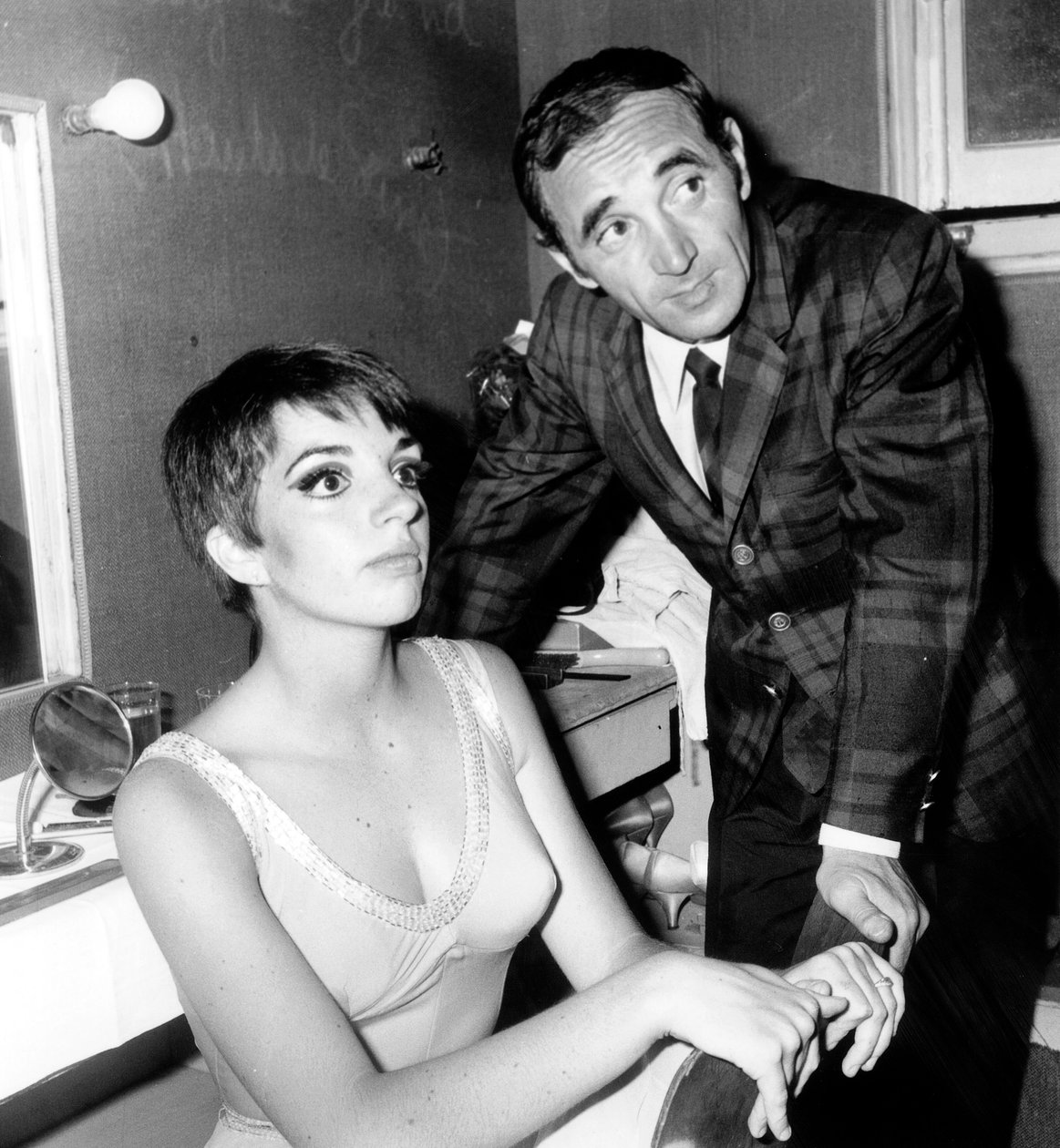 Den franske sangeren Charles Aznavour gratulerer Liza Minnelli i kulissene på Olympia 16. mai 1966 av Unbekannt Unbekannt