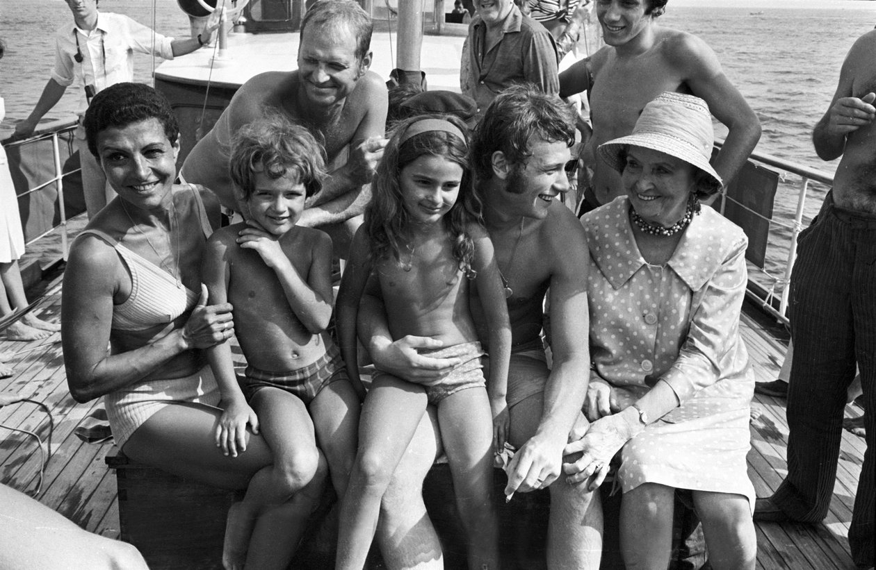 Den franske sangeren Johnny Hallyday under ferier med familien i 1967 på den franske rivieraen med fetteren Desta av Unbekannt Unbekannt