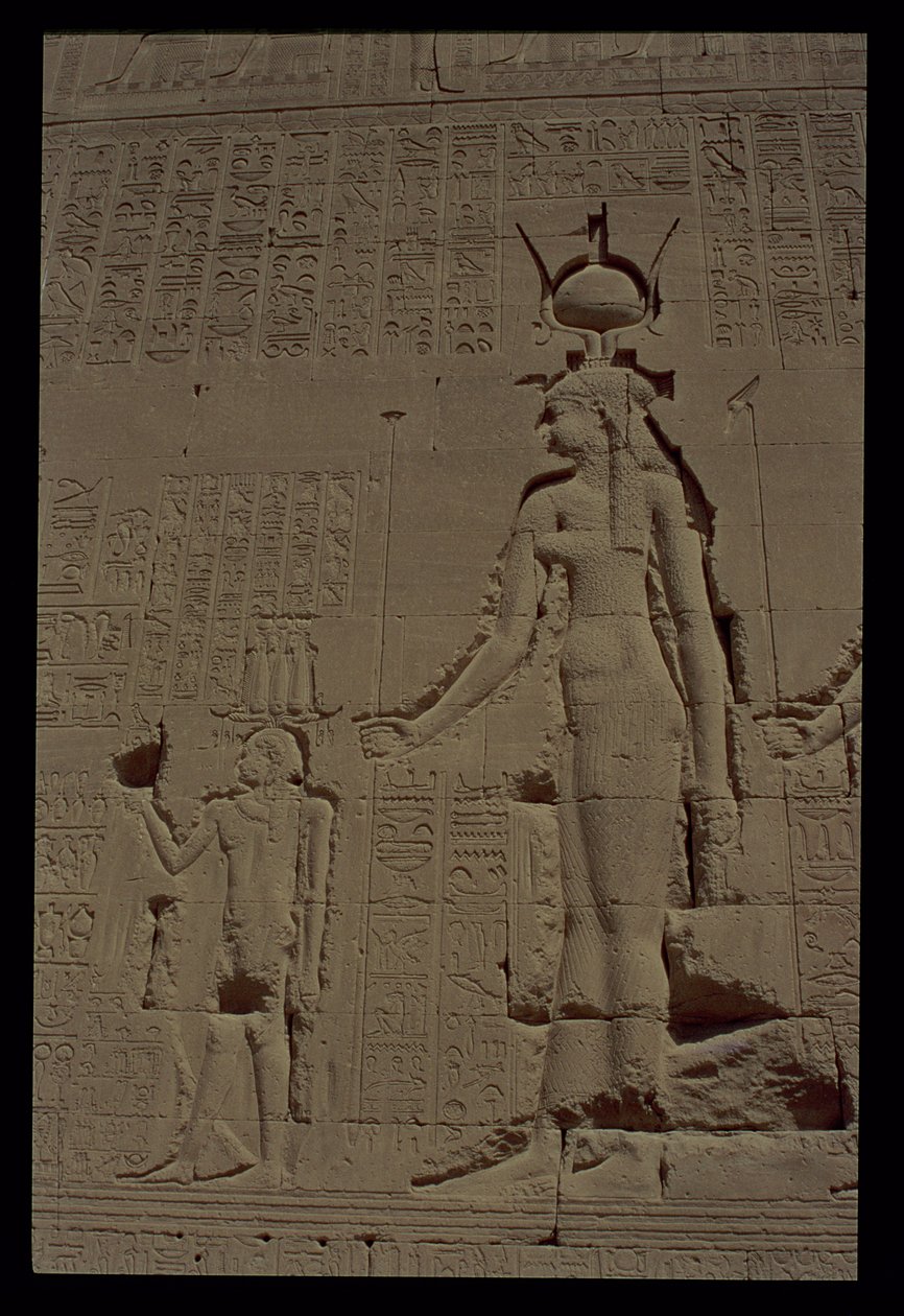 Relieff som viser Hathor og hennes sønn, Ihy, fra bakveggen av templet, ca. 125 f.Kr.-60 e.Kr. av Unbekannt Unbekannt